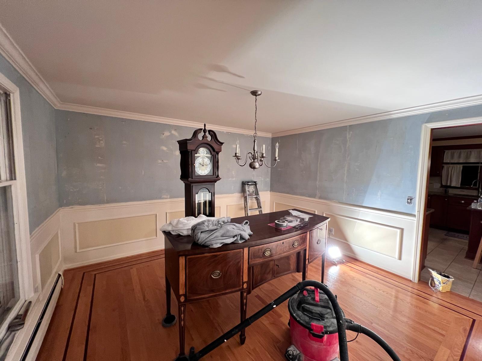 Wallpaper removal in progress — photo 3 of 6
